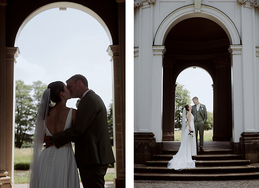 Zwei bezaubernde Bilder eines Paares im Hochzeitskleid in den Herrenhäuser Gärten. Links: Sie küssen sich unter dem Torbogen, die Braut in ihrem atemberaubenden weißen Kleid und der Bräutigam im eleganten Anzug. Rechts: Sie stehen sich vor einer grünen Kulisse und dem klaren Himmel über Hannover gegenüber.