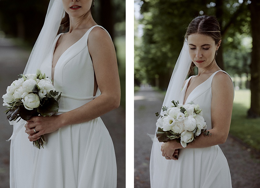 Eine Braut in einem weißen Kleid hält einen Strauß weißer Blumen, aufgenommen in den Herrenhäuser Gärten in Hannover. Das Bild ist in zwei Ansichten aufgeteilt: Links steht sie nach vorne gerichtet, rechts blickt sie auf den Strauß herab. Sie trägt einen Schleier und steht draußen zwischen Bäumen, während sie ihre standesamtliche Hochzeit feiert.