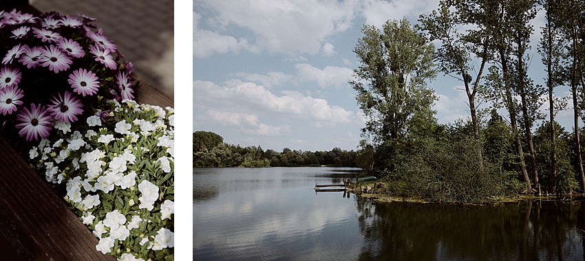 Links sind Topfblumen mit rosa und weißen Blütenblättern auf einer Holzoberfläche ausgestellt. Rechts ist eine malerische Aussicht auf einen ruhigen, von Bäumen gesäumten See beim Fischerstübchen Hemmingen zu sehen, über den sich ein kleiner Holzsteg erstreckt – eine perfekte Kulisse für eine Hochzeitsfeier bei leicht bewölktem Himmel.