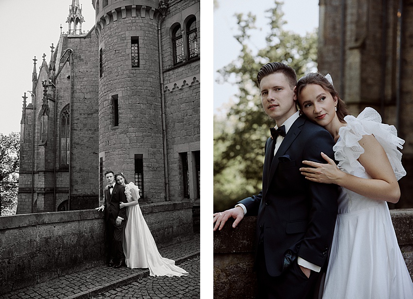 Ein Paar posiert vor Schloss Marienburg, einem geschichtsträchtigen Steinschloss. Die Schwarz-Weiß-Bilder zeigen ihr Hochzeitsshooting in formeller Kleidung; er trägt Anzug und Fliege, sie ein weißes Rüschenkleid. Sie stehen nah beieinander, ihr Kopf ruht sanft auf seiner Schulter.