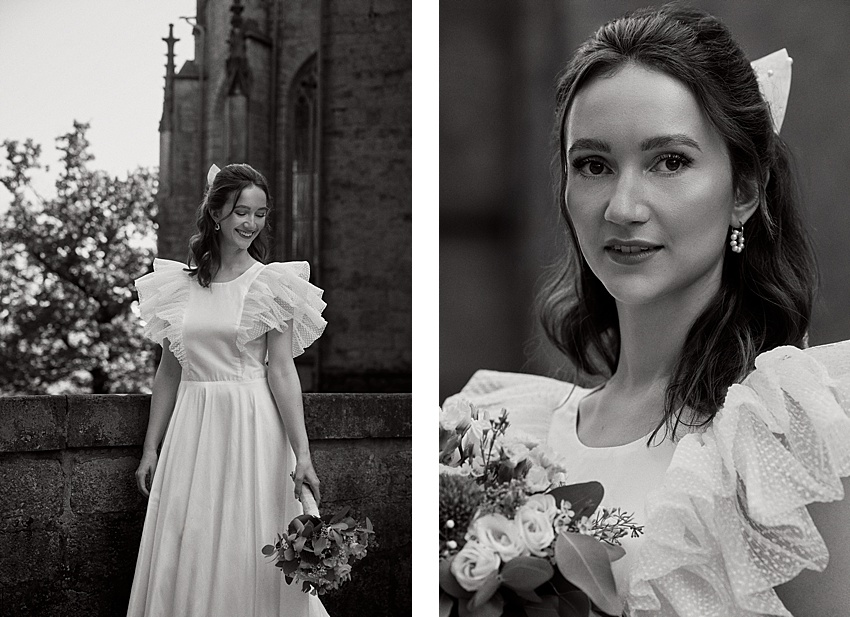 Zwei Schwarzweißfotos einer Frau im Hochzeitskleid an einem historischen Ort. Auf dem linken Bild steht sie neben einer Steinmauer im Schloss Marienburg und hält einen Blumenstrauß. Das rechte Bild ist eine Nahaufnahme ihres Lächelns. Ihr Kleid hat Rüschenärmel und sie trägt ein Haar-Accessoire. Perfekt für jedes Hochzeitsshooting!.